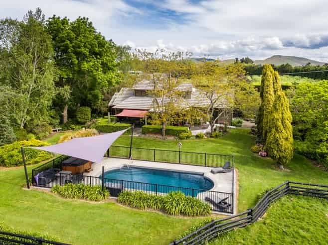 1394 Railway Road, Longlands