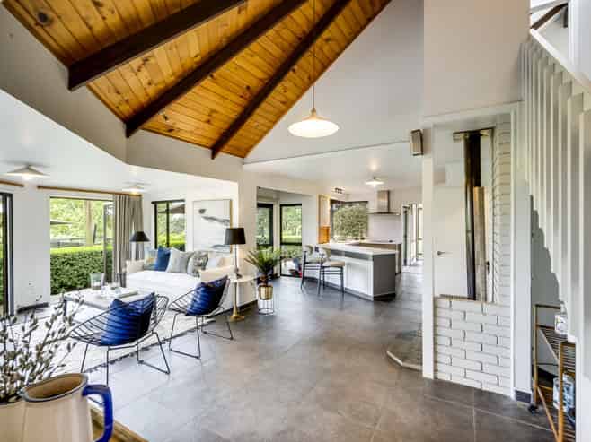 1394 Railway Road, Longlands
