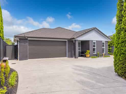 6 Peter Way Place, Deanwell