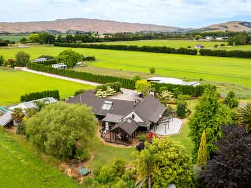 1344 Railway Road South, Longlands
