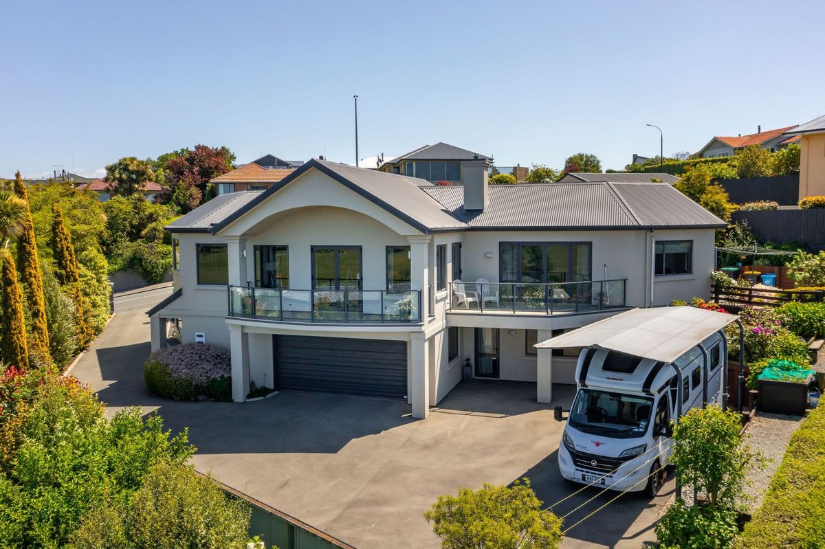 Designed for Living, Built for Entertaining, Waimataitai