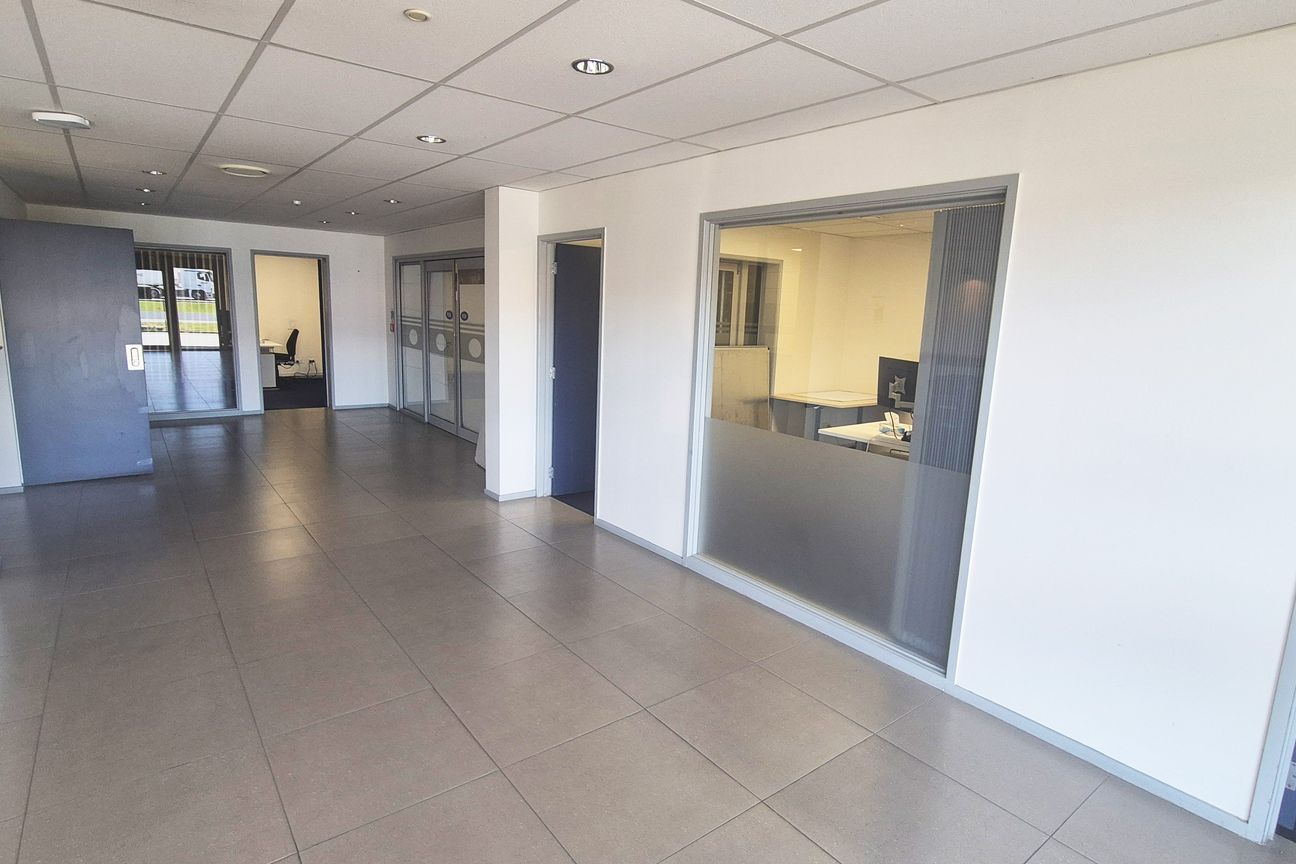 Bright spacious office opportunity - Widok 2