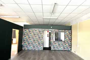 Versatile retail/office on Oxford Street