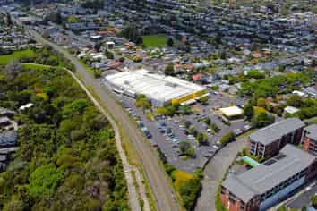 SUDDENLY AVAILABLE - 2,330M² YARD
