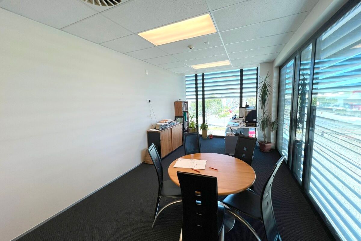 Modern Montreal Office with Fitout - Meer