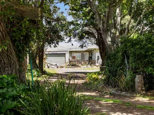 2132 Awhitu Road, Pollok