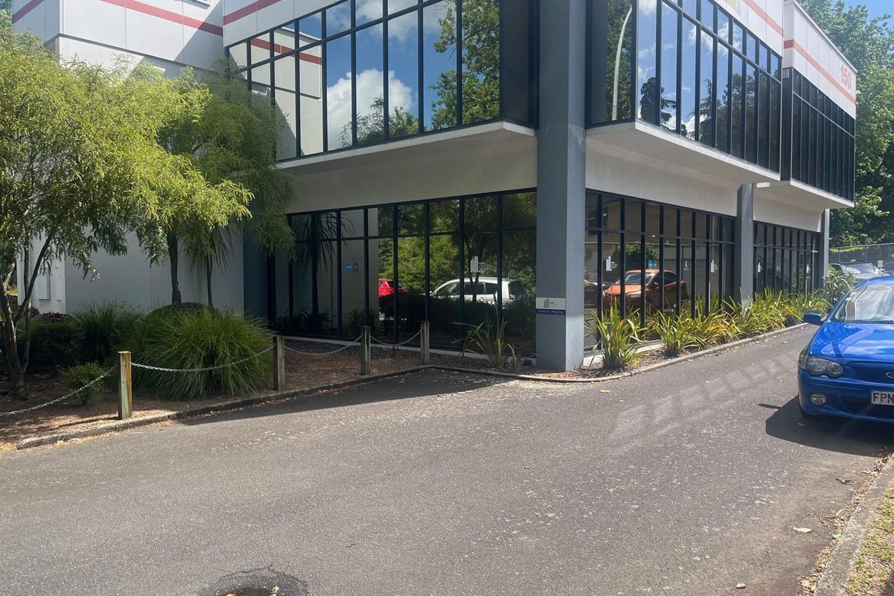 Leafy Riverside Offices - Vista 6