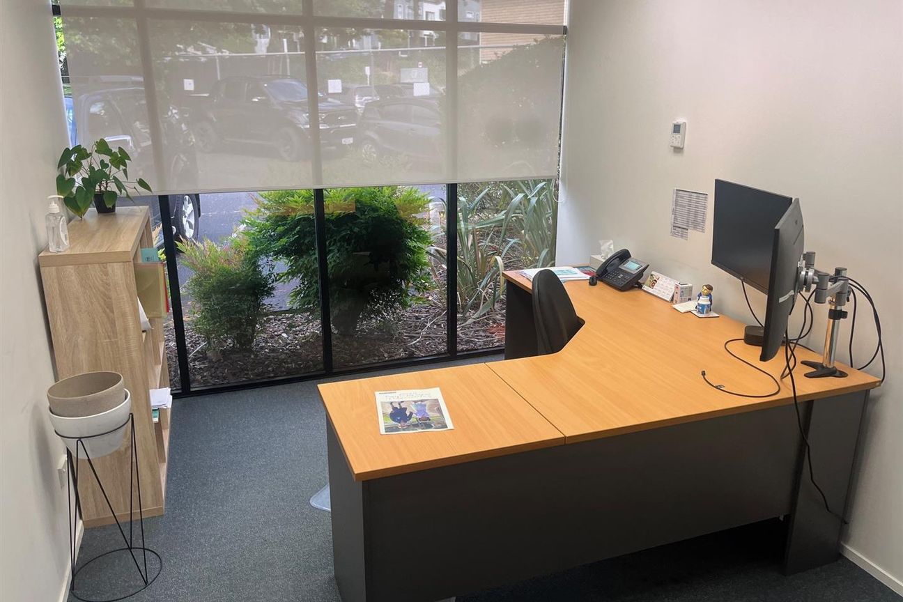 Leafy Riverside Offices - Vista 4
