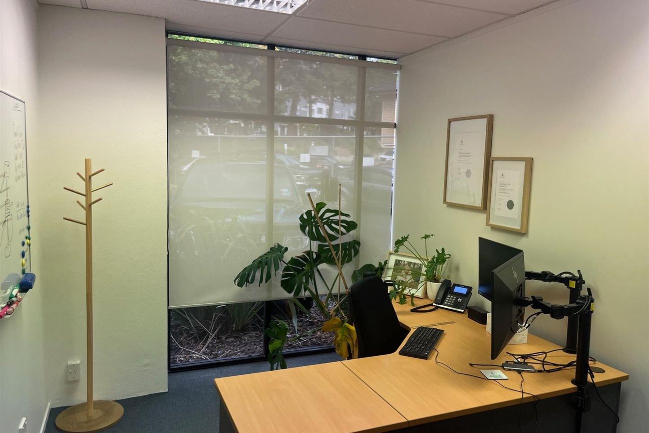 Leafy Riverside Offices - Vista 5