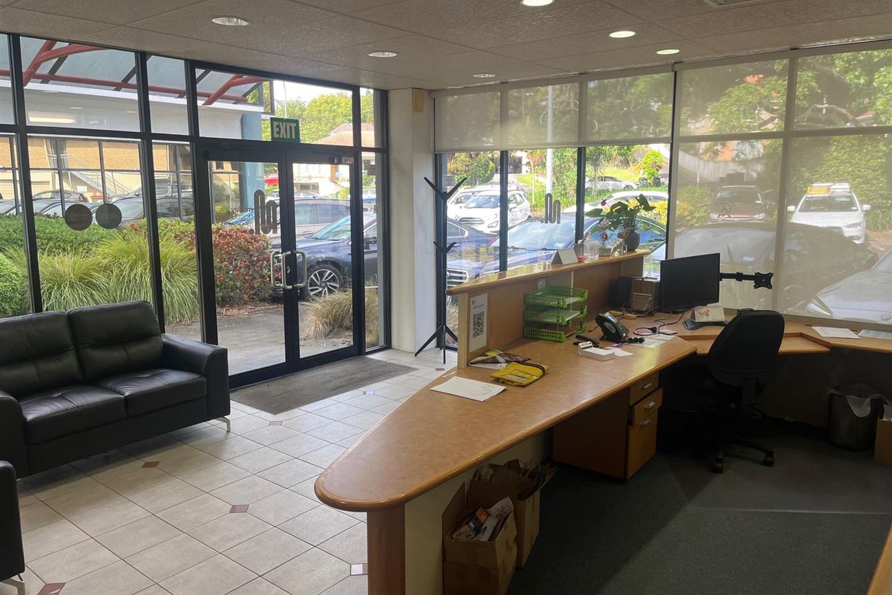 Leafy Riverside Offices - Vista 2