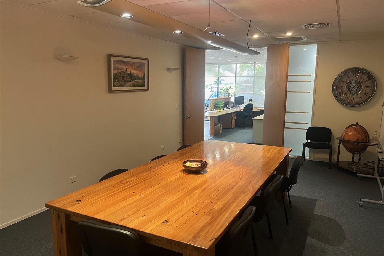 Leafy Riverside Offices - Vista 3