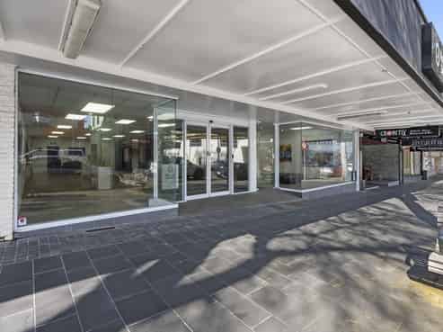 Compact west end retail