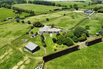 100ha farm for lease – three houses