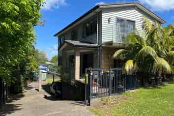 18 Stottholm Road, Titirangi