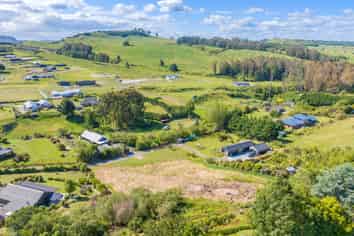 2/142 Mapara Road, Acacia Bay