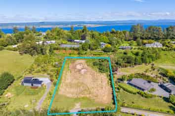 2/142 Mapara Road, Acacia Bay