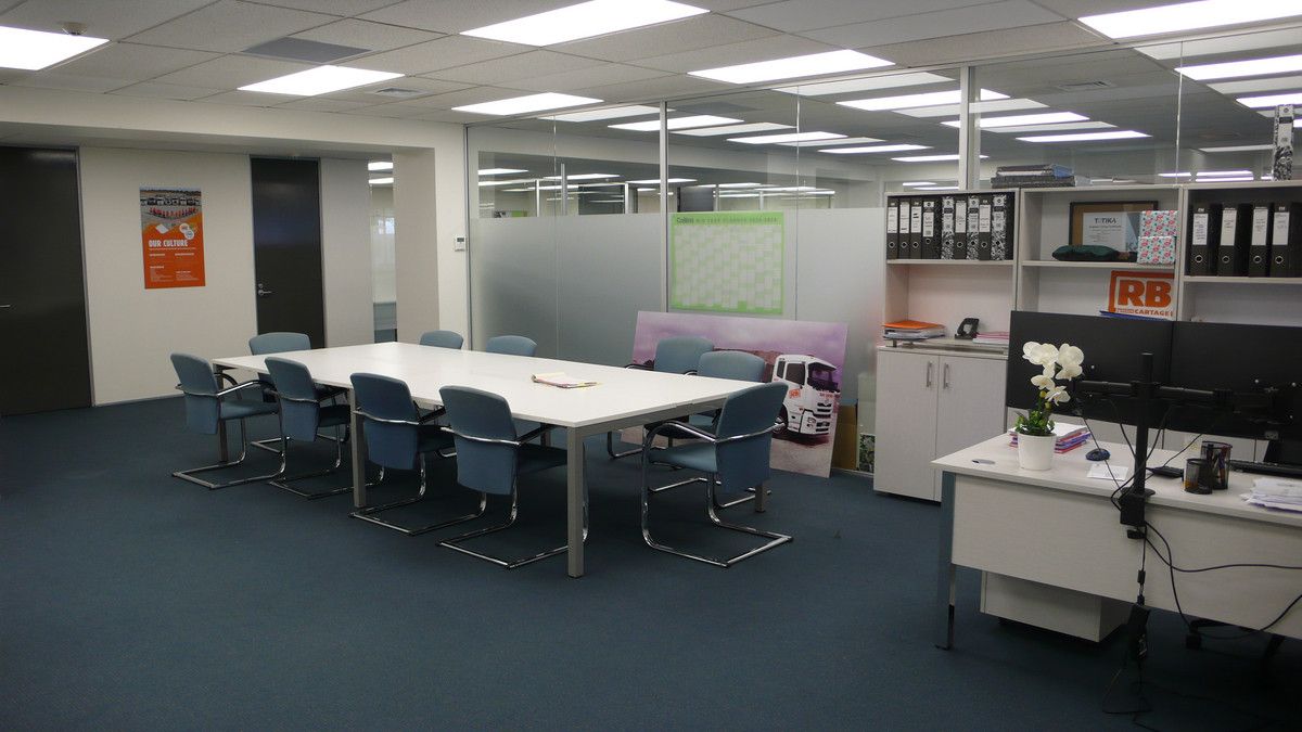 Spacious Office in Great Location – další
