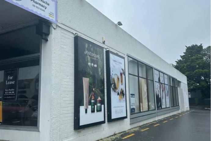Royal Oak Corner Retail with Carparking – pohled 2