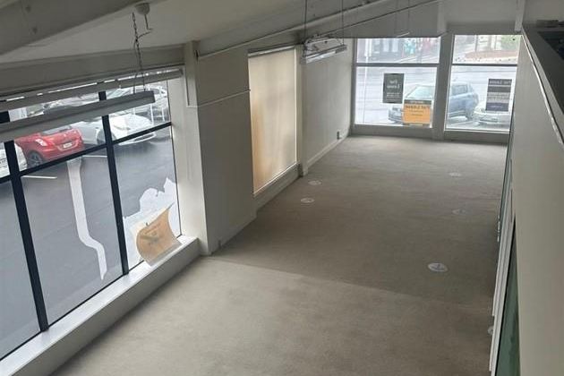 Royal Oak Corner Retail with Carparking – pohled 3