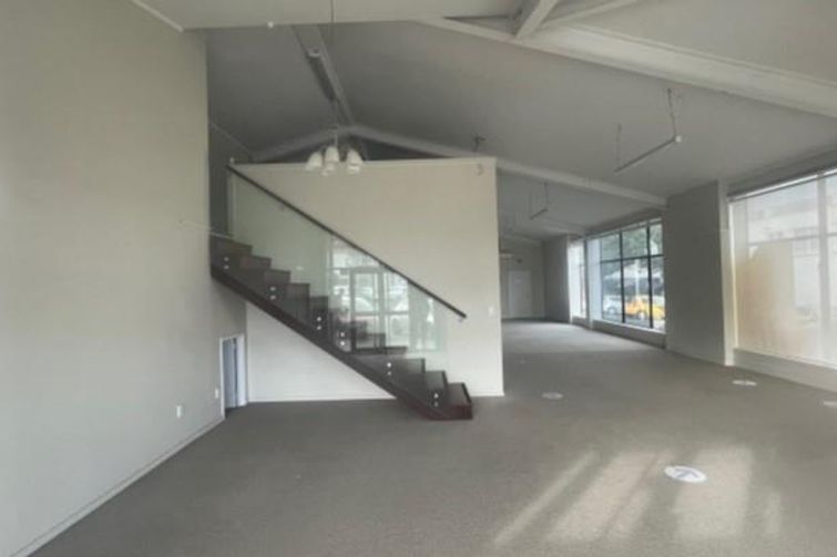 Royal Oak Corner Retail with Carparking – pohled 4
