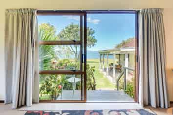 1872 East Coast Road, Whakatiwai