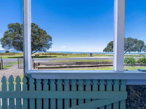 923 East Coast Road, Kaiaua