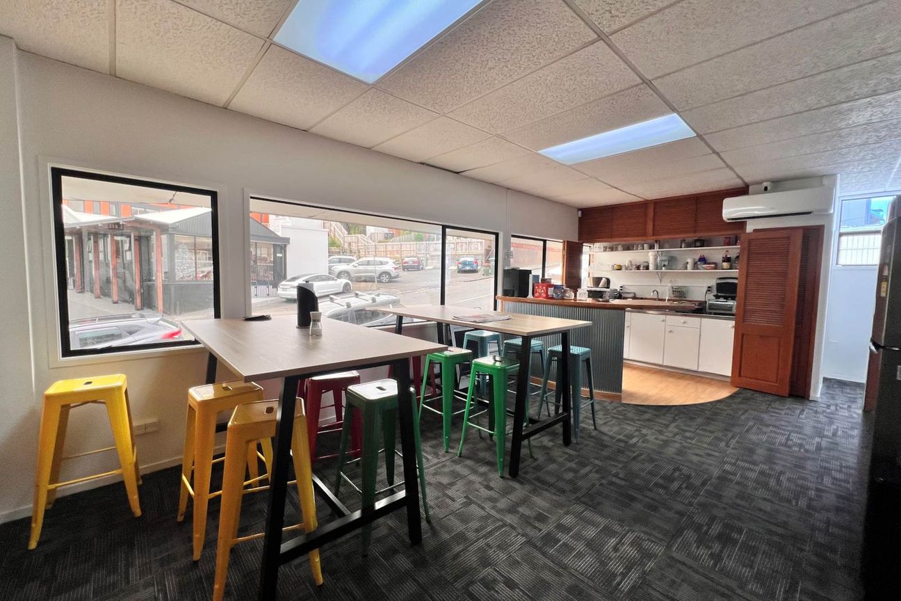 WELL-PRESENTED OFFICE IN EDEN TERRACE - Daha fazla