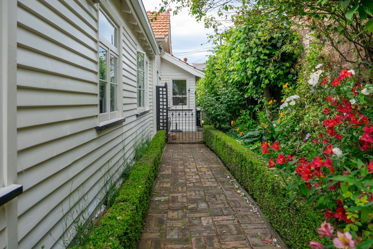 Character, Calm, Inner City Convenience - Vista 2