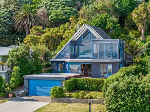 8 Makorori Beach Road, Pouawa