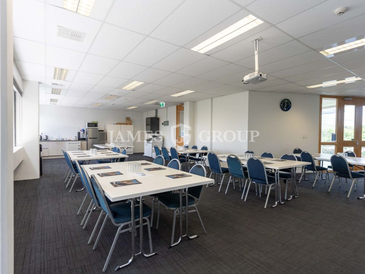 230m² Office with Parking in Central Ellerslie - Widok 2