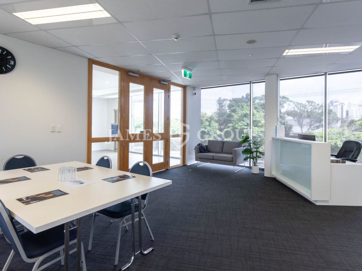 230m² Office with Parking in Central Ellerslie - Widok 5