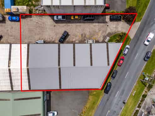 Warehouse with showroom in Waiwhakaiho