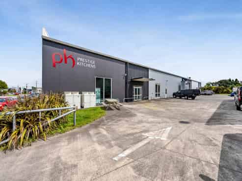 Warehouse with showroom in Waiwhakaiho