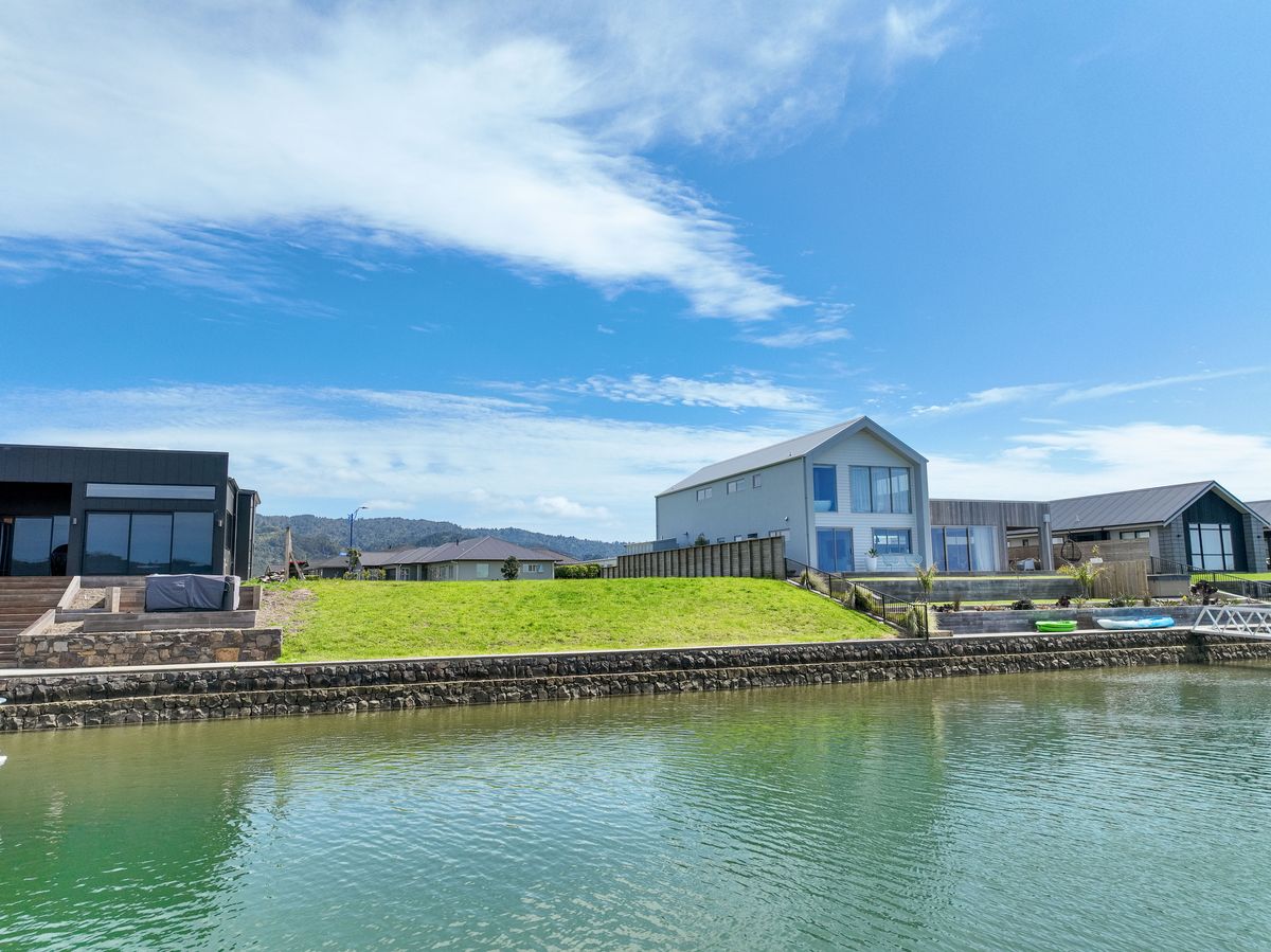 Waterfront Section with House Plans – pohled 3