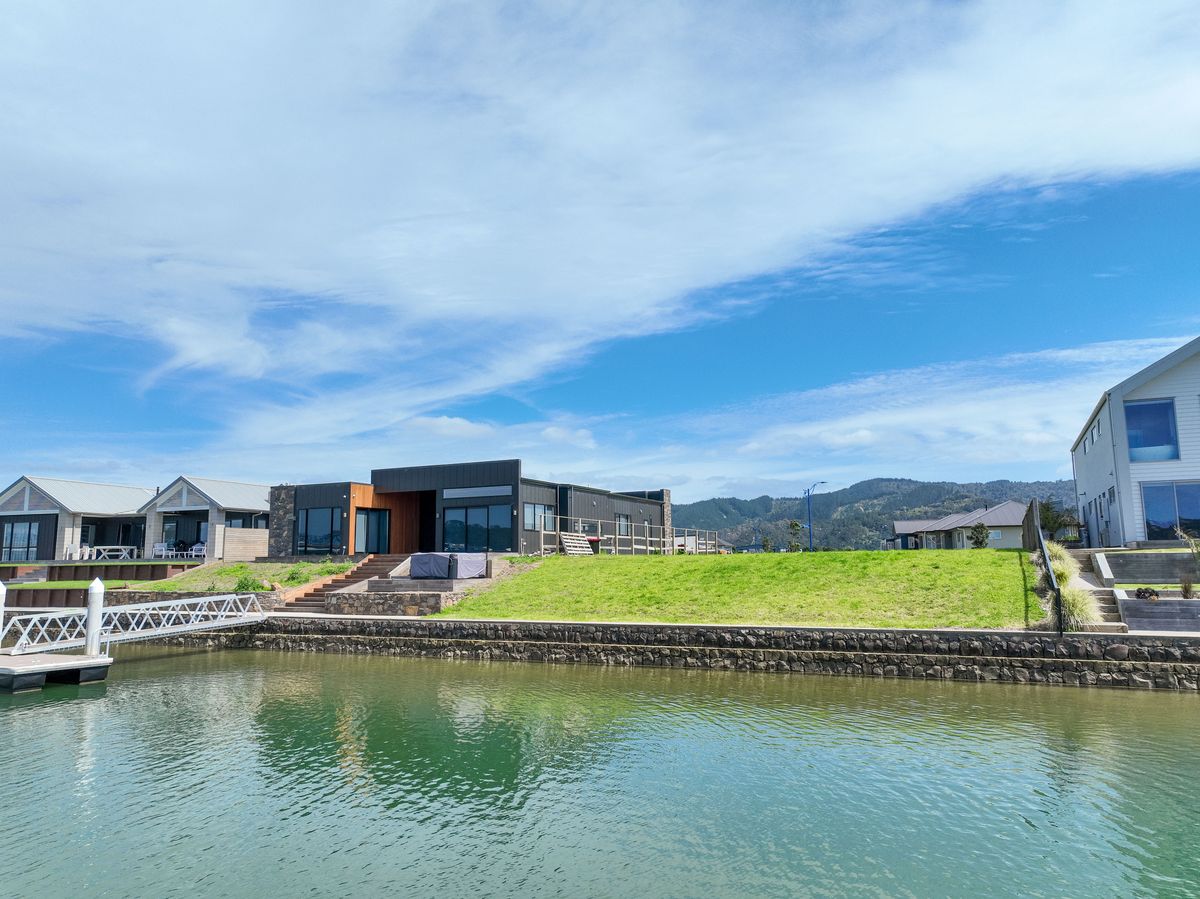 Waterfront Section with House Plans – pohled 2