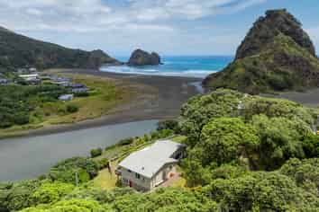 14 Garden Road, Piha