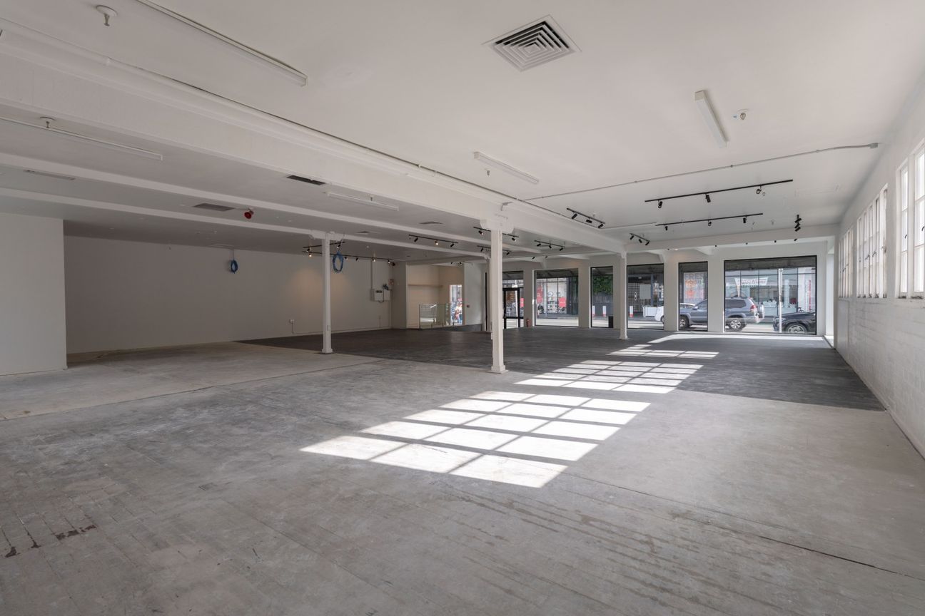 Large Broadway retail space available! - Widok 5