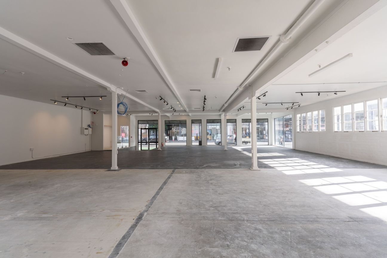 Large Broadway retail space available! - Widok 6