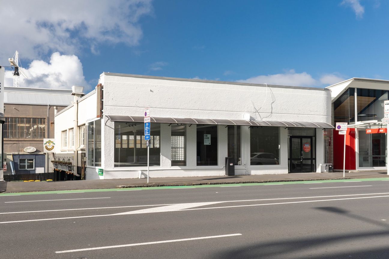 Large Broadway retail space available! - Widok 2