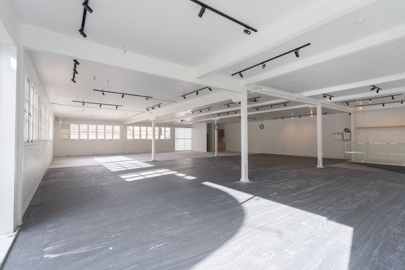 Large Broadway retail space available! - Widok 4