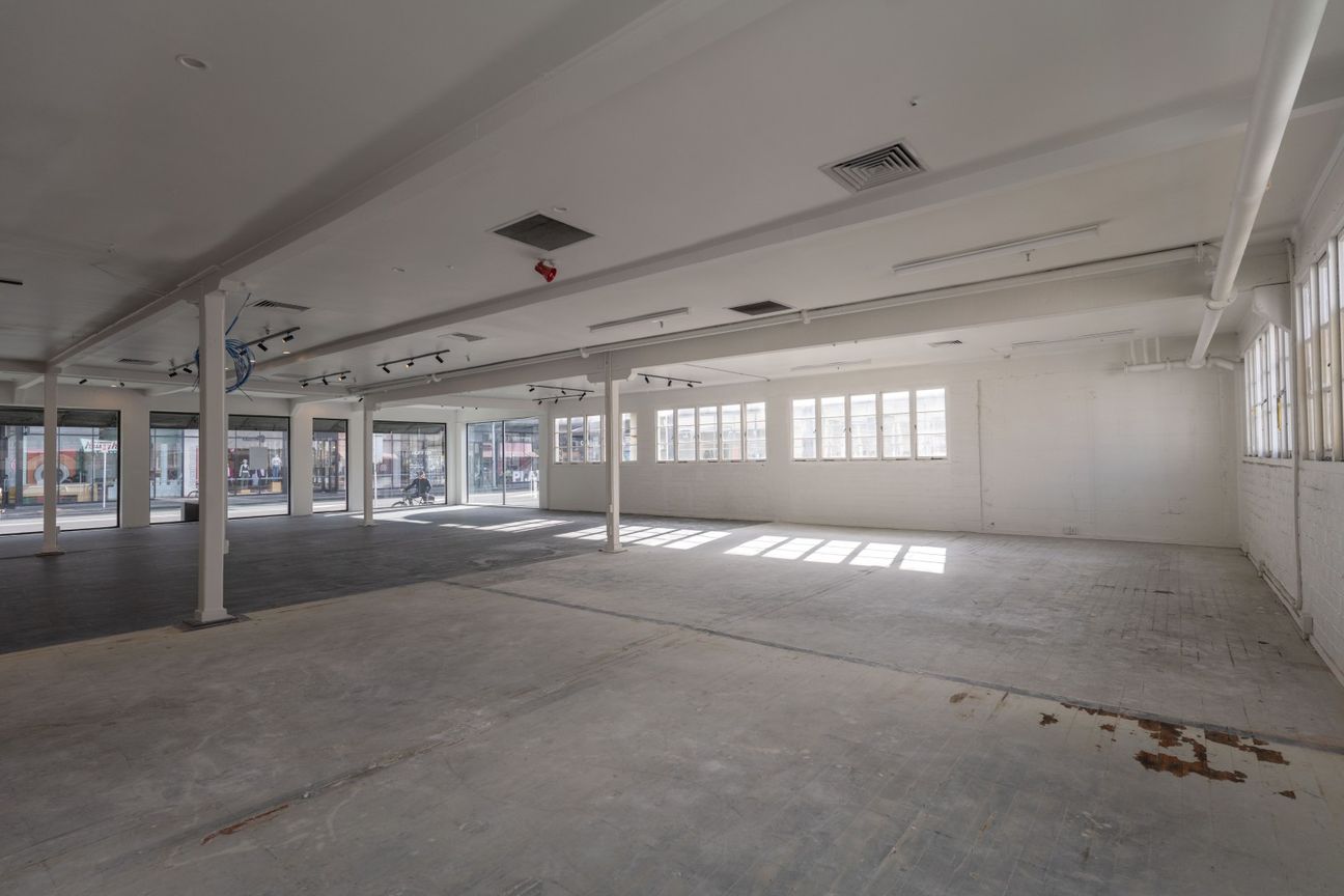 Large Broadway retail space available! - Więcej