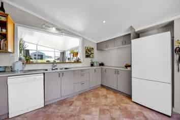 8 Waingongoro Road, Cardiff