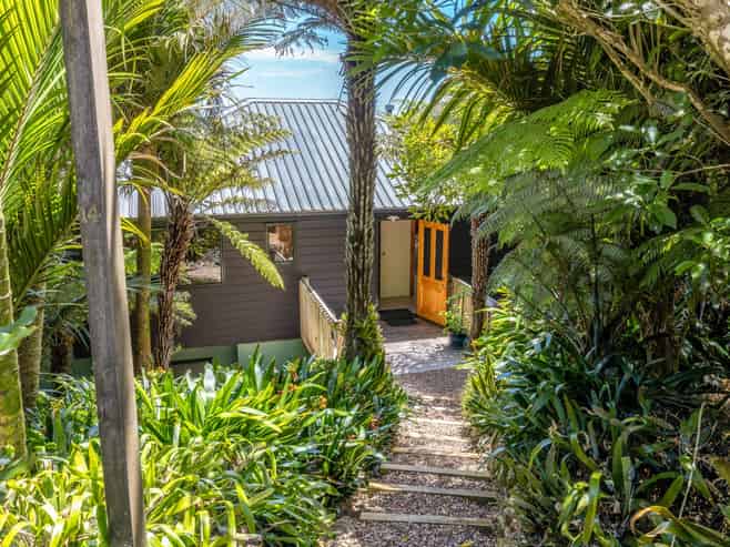 14 Woollams Road, Onetangi