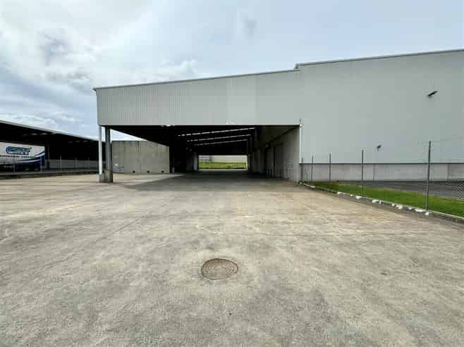 2,878sqm Warehouse on Corner Site