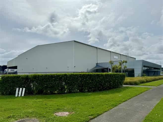 2,878sqm Warehouse on Corner Site