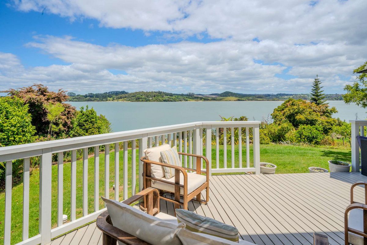 ABSOLUTE WATERFRONT HOME WITH MOORING. - Więcej