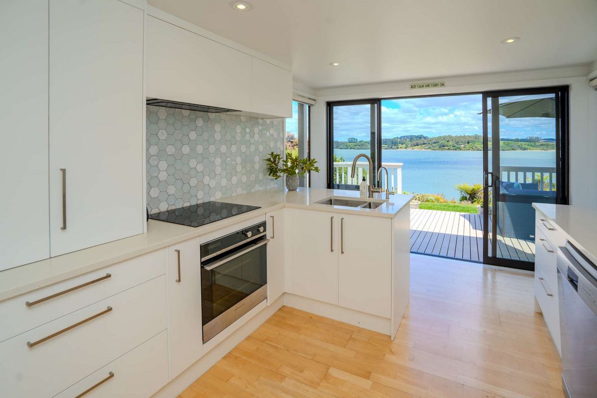 ABSOLUTE WATERFRONT HOME WITH MOORING. - Widok 4