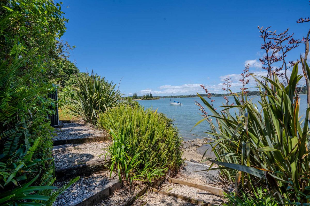 ABSOLUTE WATERFRONT HOME WITH MOORING. - Widok 2
