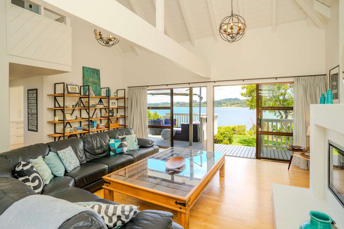 ABSOLUTE WATERFRONT HOME WITH MOORING. - Widok 6