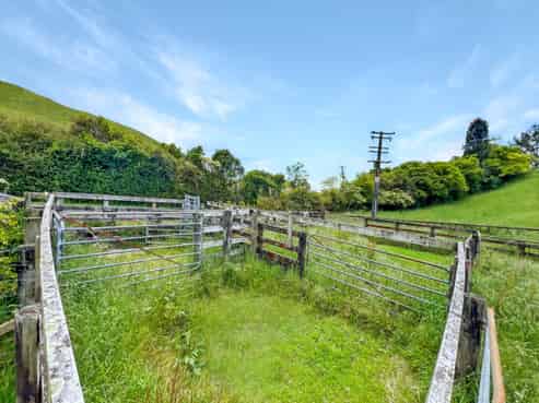 1475 Manawahe Road, Manawahe